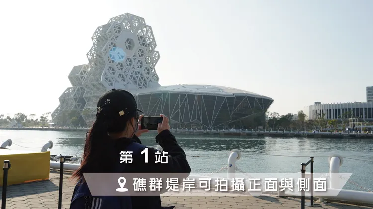 礁群堤岸同時拍到正面與側面鴨，一起拍到兩隻好咕錐。翻攝《高雄旅遊網》粉絲頁