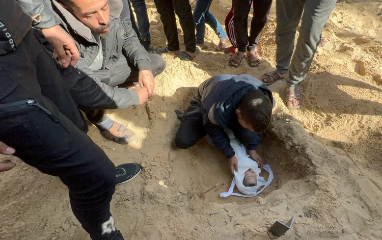 一名死於以軍攻擊的巴勒斯坦嬰兒正要下葬。路透社