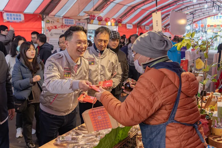 蘇俊賓發放福袋,祝福攤商生意興隆。桃園市府提供