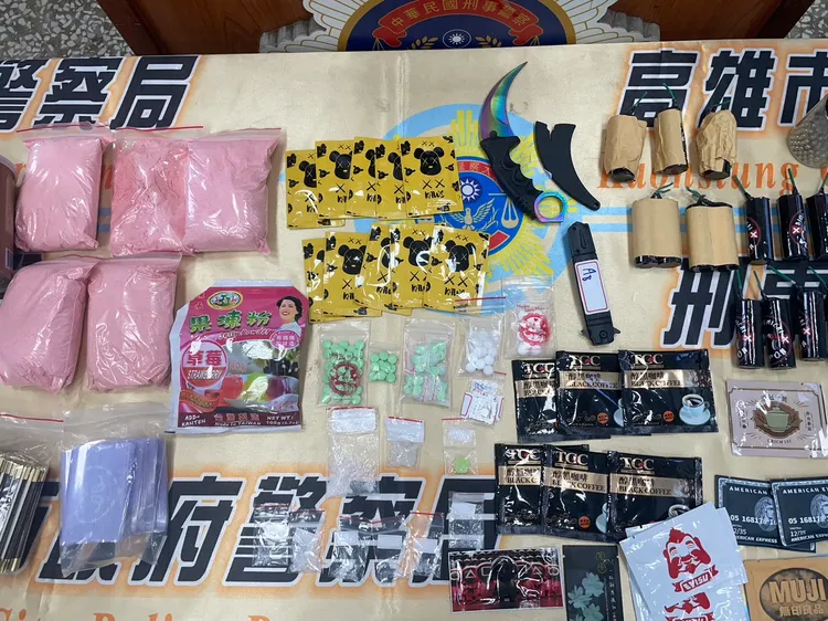 警方查扣毒品咖啡包、安非他命、K盤、分裝袋、電子磅秤等證物。翻攝畫面