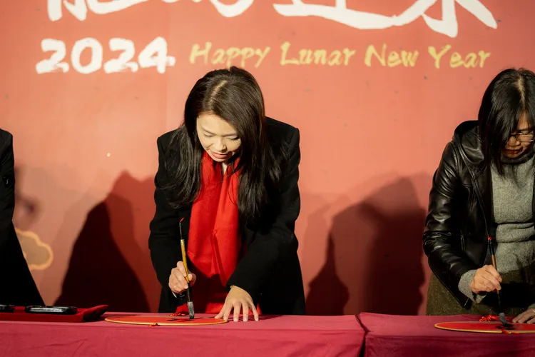 高虹安寫春聯。新竹市府提供