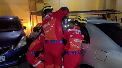 惊悚画面曝光！台中女开窗探头移车　竟遭机械车位夹脖夺命