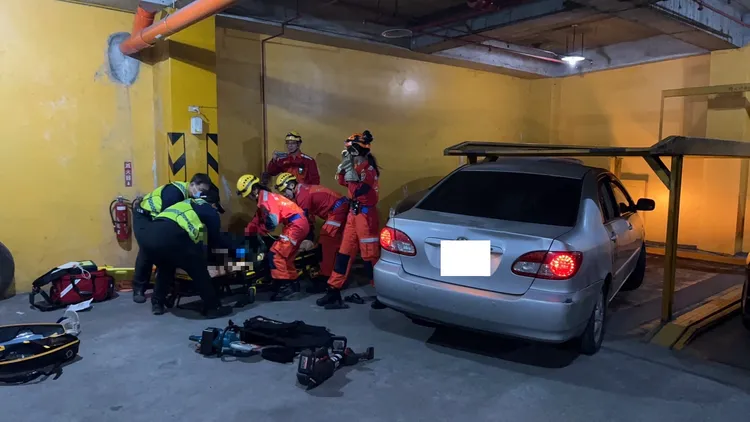 警消破壞車門將人救出送醫。讀者提供