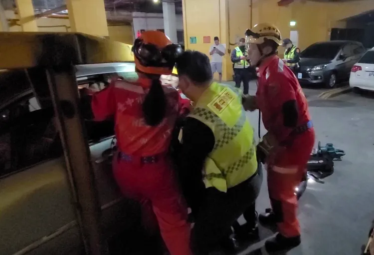 女駕駛脫困送醫，但仍宣告不治。讀者提供