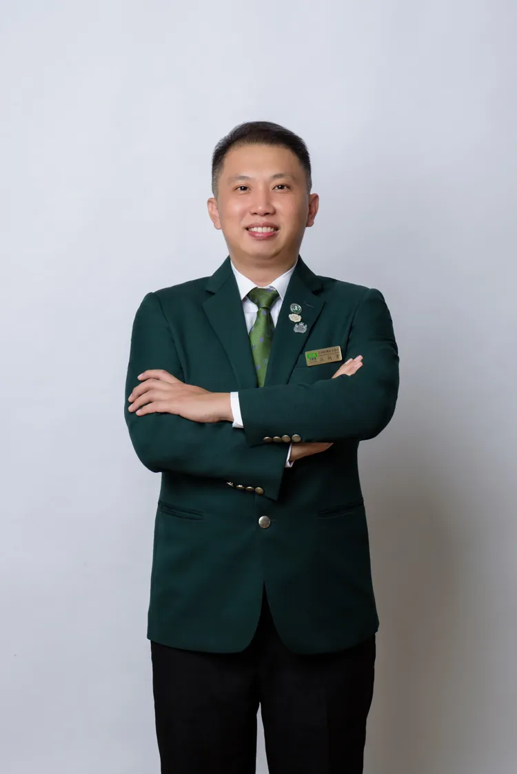 住商不動產亞洲新灣區加盟店店長江炳賞表示，套房單價會較高，但高過單坪60萬元在高雄前所未見。江炳賞提供