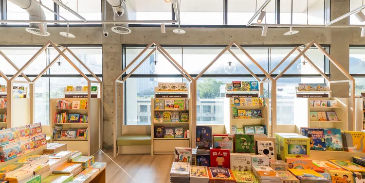 誠品生活松菸「誠品兒童」打造臨窗「親子共讀小屋」，也設置塗鴉牆讓孩子揮灑創意。誠品提供