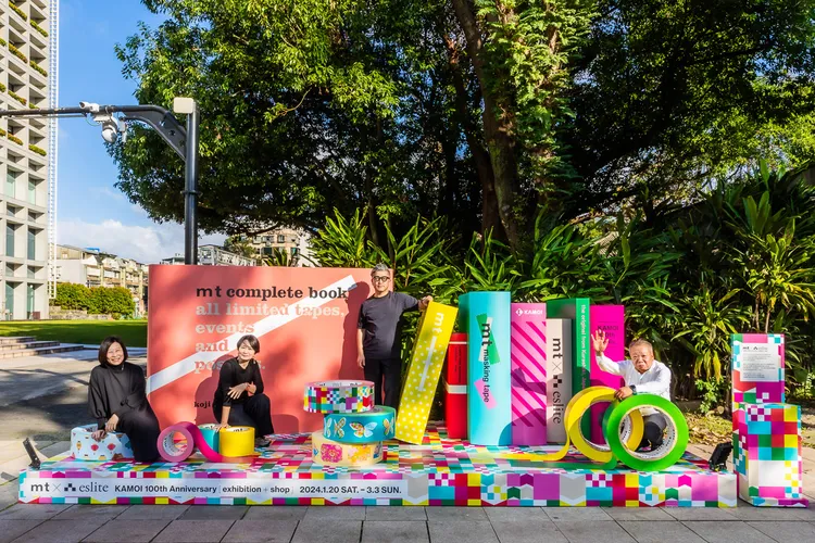 誠品生活松菸mt展設計裝置。左起：誠品書店資深總監張曉玲、誠品書店行銷總監、mt創意總監居山浩二、KAMOI加工紙株式會社專務取締役谷口幸生。誠品提供