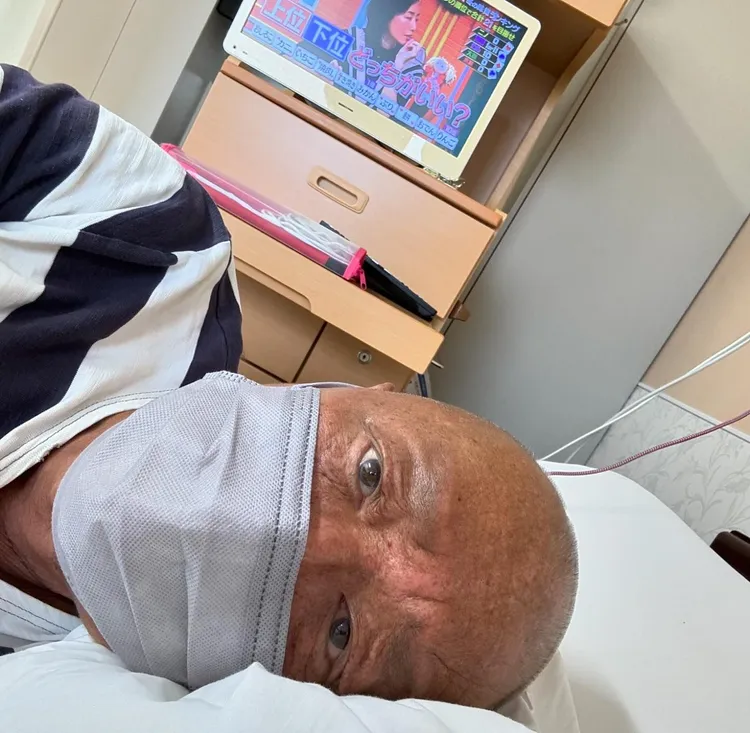 Bro.KORN今開刀治療乳癌，昨PO文吐露心境，開玩笑說身上衣服不是囚衣。翻攝bro.korn IG