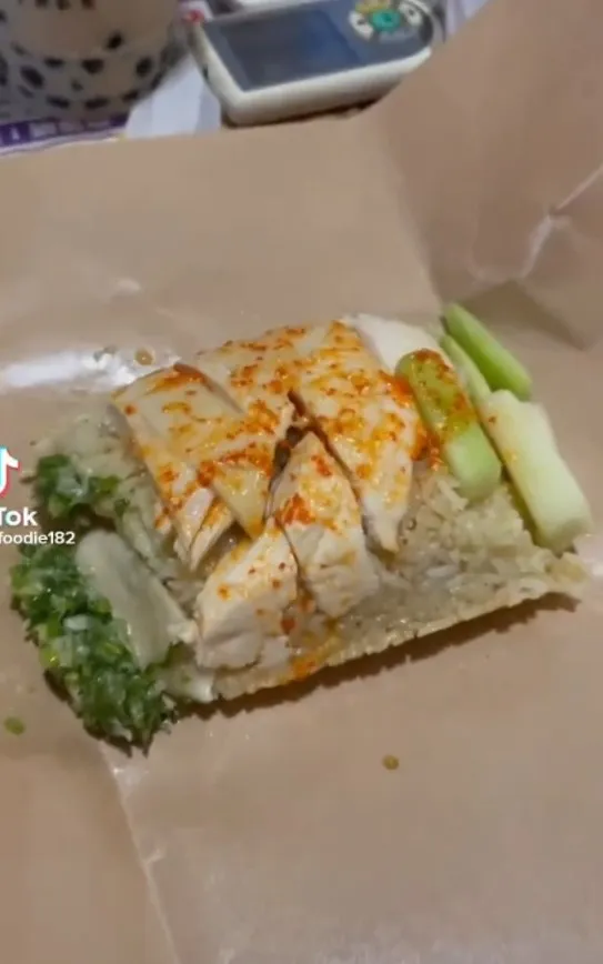 主打馬來西亞風味料理，人氣紙包海南雞飯價格親民。TikTok@pkfoodie182 / IG：pkfoodie182 提供