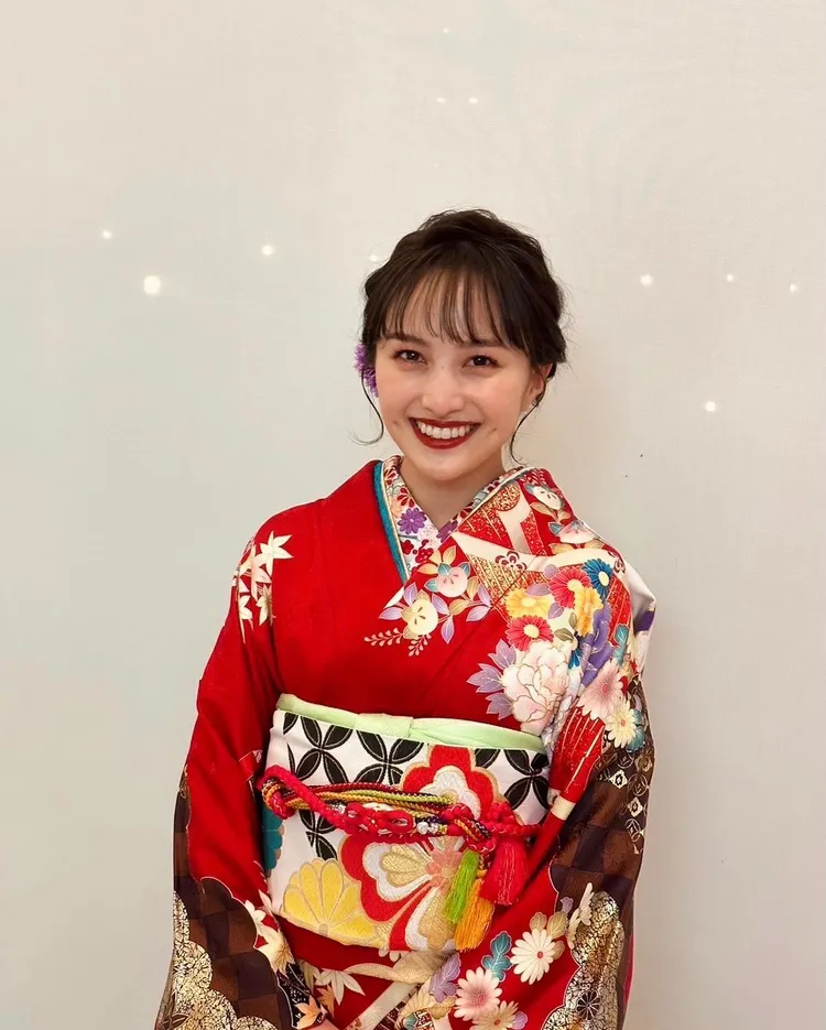 百田夏菜子（圖）在「桃色幸運草Z」代表色為紅色，堂本剛在「KinKi Kids」中則為藍色。翻攝kanakomomota_official IG