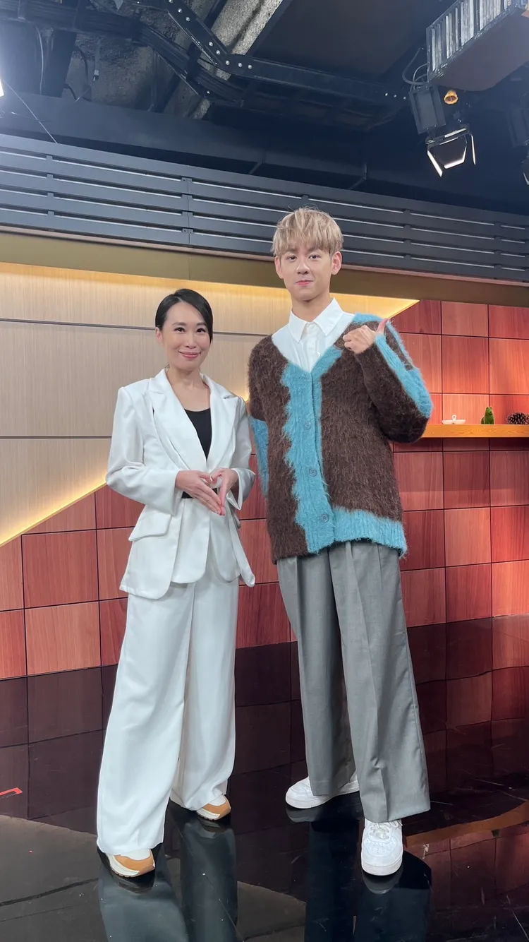 洪暐哲身高183公分，難以想像也曾經因為身高不高而煩惱，左為主持人高文音。年代提供