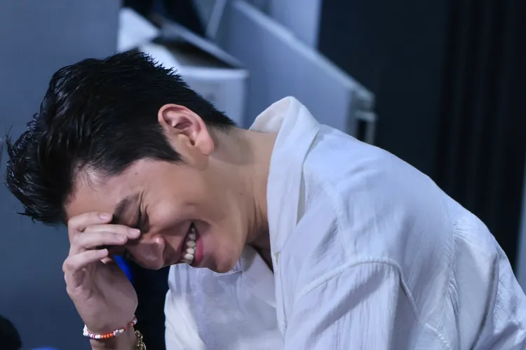 王大陸被問戀情一直害羞低頭。林林攝