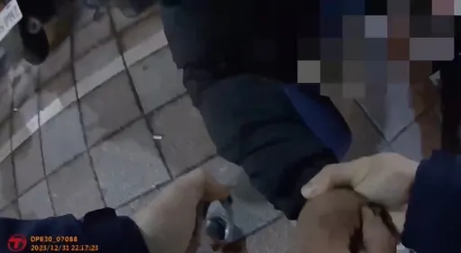 林口通緝犯上銬前一秒撥開警察手　上演「50米追逐戰」畫面曝光