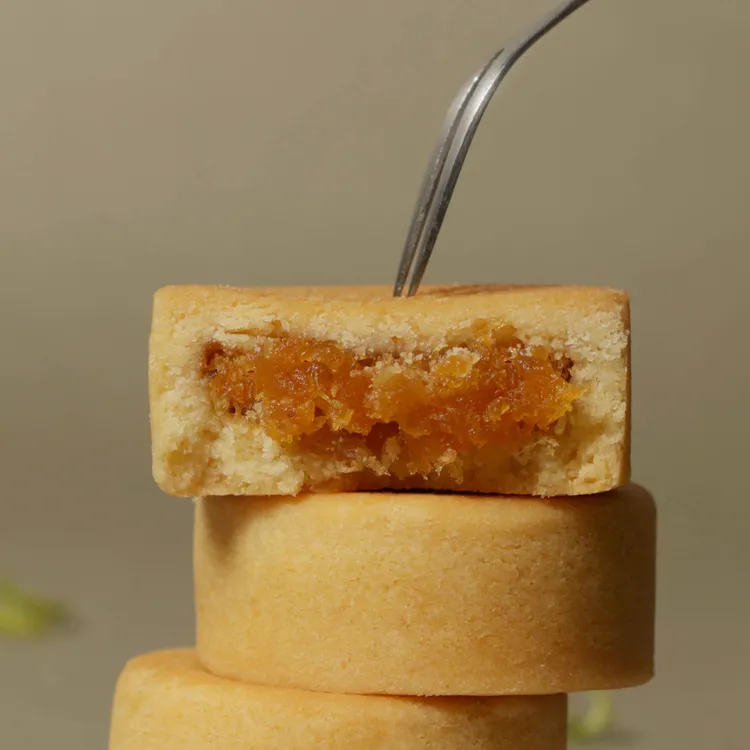 香檸鳳梨酥以鹹蛋黃的土鳳梨餡，帶上些許檸檬香與奶油酥餅的結合，果肉鮮美且有自然酸度。業者提供