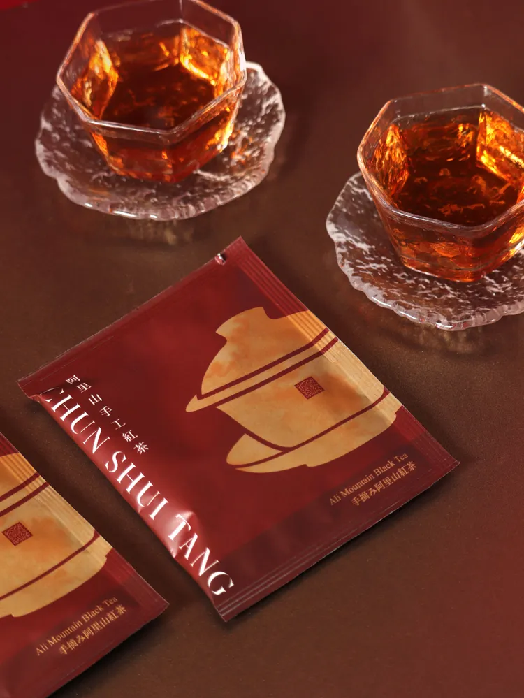 「茶包禮盒」則是內含8包阿里山手工紅茶茶包，單盒售價299元 。業者提供