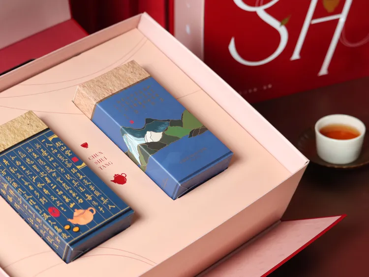 「龍吟自選禮盒」可到全台「春水堂」門市現場挑選喜愛的茶葉，客製化組裝禮盒。業者提供