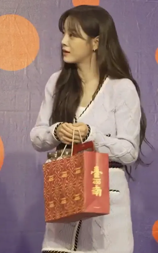 金世正日前在台南跨年演唱會演出，台南市長黃偉哲送的伴手禮，離台還手提上飛機。翻攝黃偉哲臉書