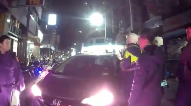 警方先將女方帶回。翻攝畫面