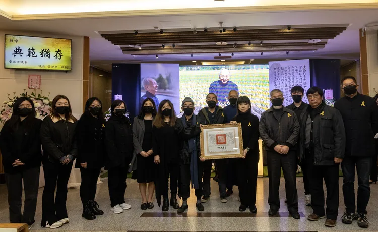 文化部政務次長李靜慧（右5）代表頒贈總統褒揚令。文化部提供