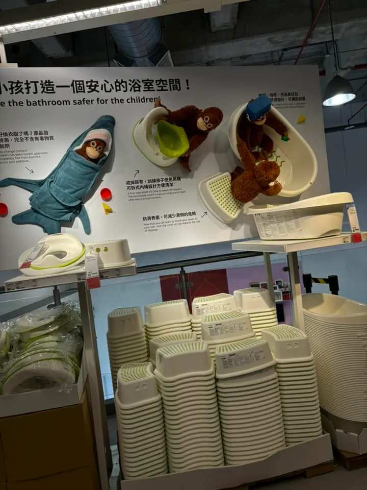 IKEA用猴囝仔當小孩，示意如何給孩子安全浴室空間，網友看了大笑：「前幾天看到這個我笑瘋」。翻攝《路上觀察學院》社團