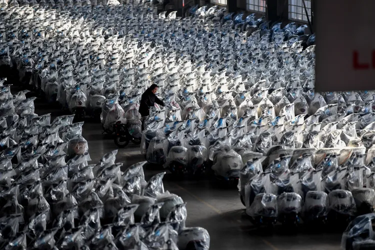 河南汝南縣一間新能源電動車工人正擺放車輛。新華社