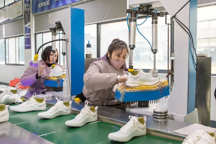 昨天在河南省商丘一家體育用品企業，工人作業中。新華社