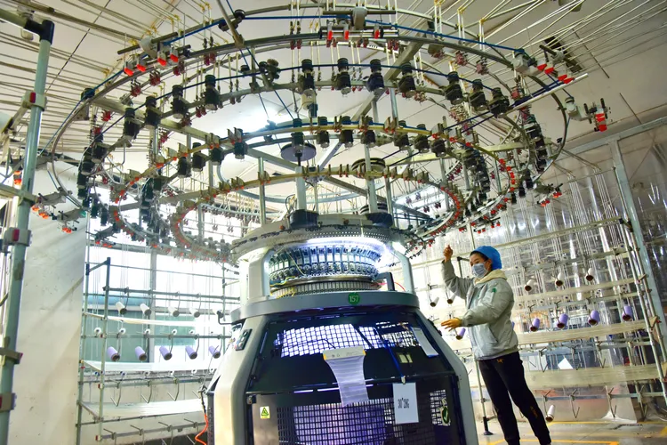 江蘇如臯一家紡織企業，工人昨天在織造廠間忙碌。新華社