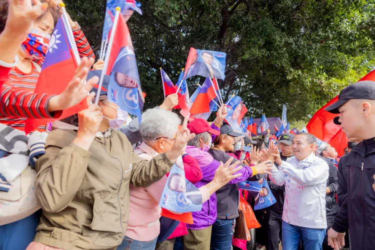 侯友宜8日到台南中樓勝安宮參拜，隨後市區車隊掃街拜票。侯總部提供
