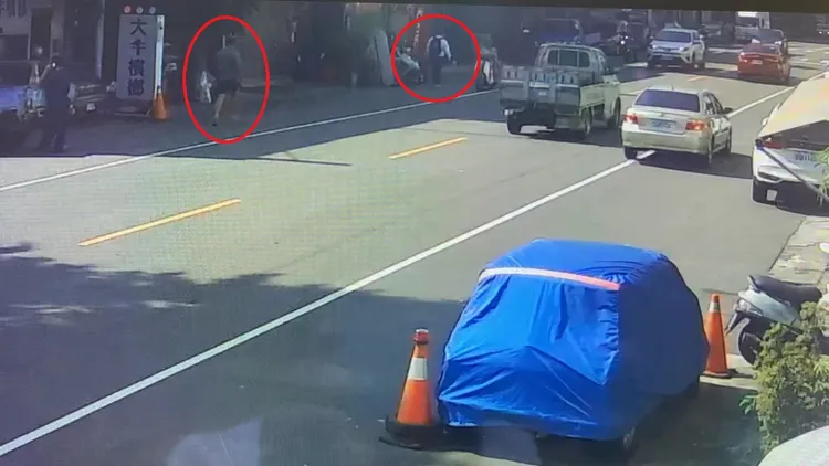 徐姓少年車手背著裝有130萬贓款的包包在路上行走，被後方嫌犯假冒刑警押走。民眾提供