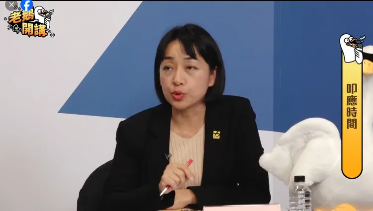 時代力量立法委員王婉諭5日參加以嘲諷時政為主題的YT頻道《老天鵝娛樂》直播，有觀眾Call in痛罵「你女兒白死了」，王婉諭激動解釋：「你錯誤解讀」。翻攝《老天鵝娛樂》的粉絲頁