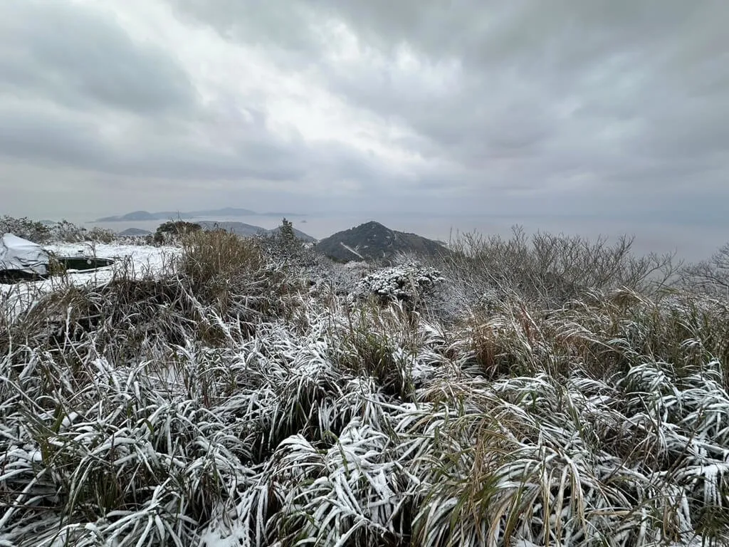马祖北竿壁山23日化身银白世界,马祖气象站表示,马祖下雪非常难得,22日北竿壁山下雪与冰霰,23日上午累积的应是雪与冰霰的混合。(吴金平提供)中央社