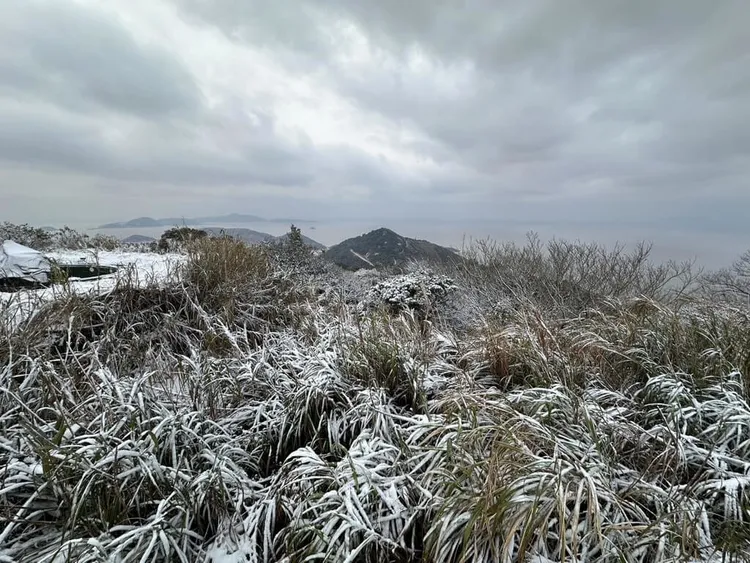 馬祖北竿壁山23日化身銀白世界，馬祖氣象站表示，馬祖下雪非常難得，22日北竿壁山下雪與冰霰，23日上午累積的應是雪與冰霰的混合。（吳金平提供）中央社