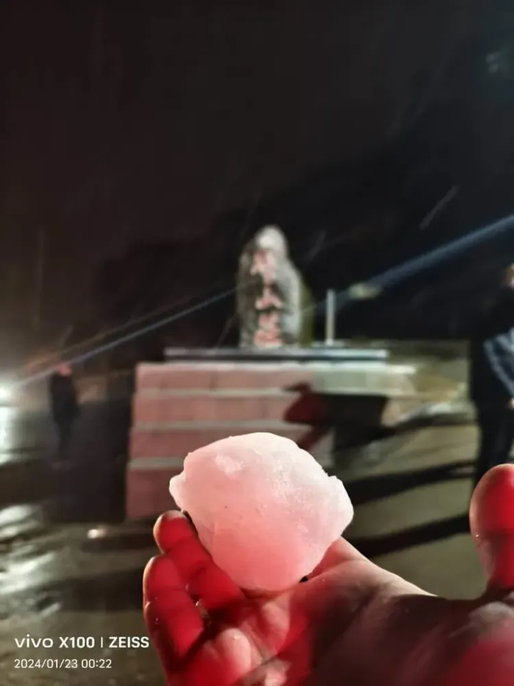 馬祖各地陸續降冰霰，北竿青年周治孝22日深夜衝到馬祖第一高峰壁山目睹雪景，稱這是他人生首次在故鄉看到雪。馬祖氣象站說，在南竿從未觀測過雪景，馬祖下雪算難得。（臉書粉專馬祖有個周小馬 追淚人提供）中央社