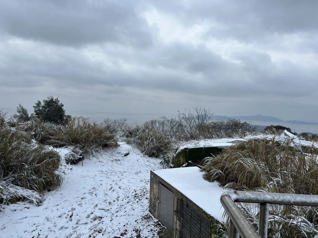 马祖北竿乡长吴金平23日一早到壁山,发现屋簷、树梢、地面都有积雪,宛如置身银白世界。(吴金平提供)中央社