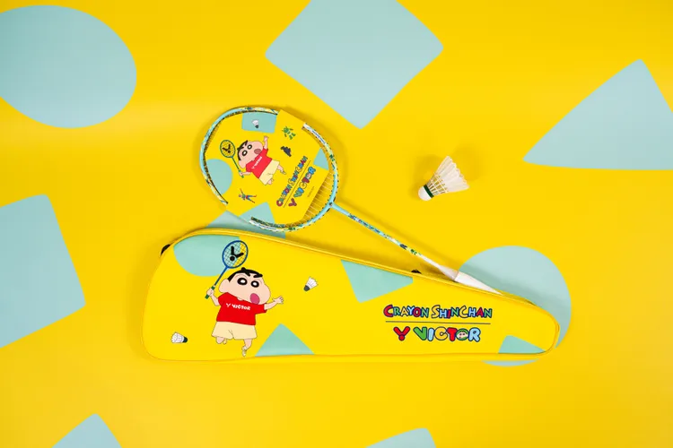 VICTOR X 蠟筆小新聯名羽球拍+拍袋，4380元。品牌提供
