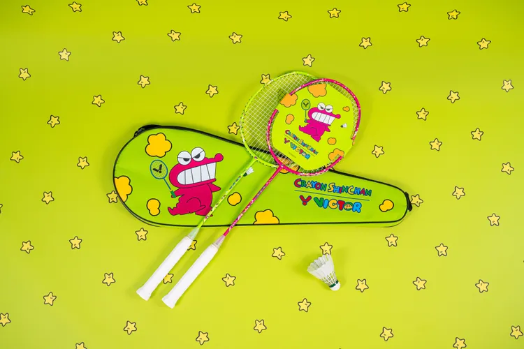 VICTOR X 蠟筆小新聯名對拍組+拍袋，3880元。品牌提供