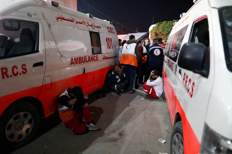 巴勒斯坦紅新月會4名醫護人員在轟炸中死亡，紅新月會其他醫護人員傷心哭泣。路透社