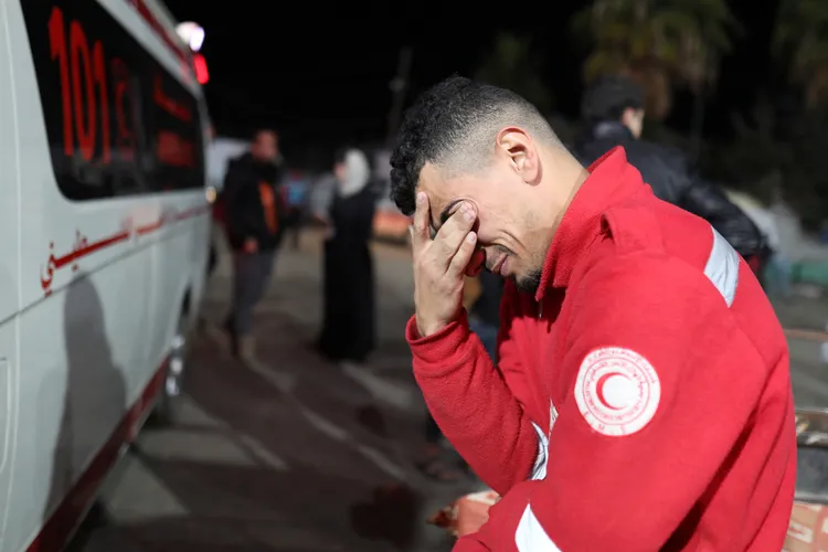 巴勒斯坦紅新月會4名醫護人員在轟炸中死亡，紅新月會其他醫護人員傷心哭泣。路透社