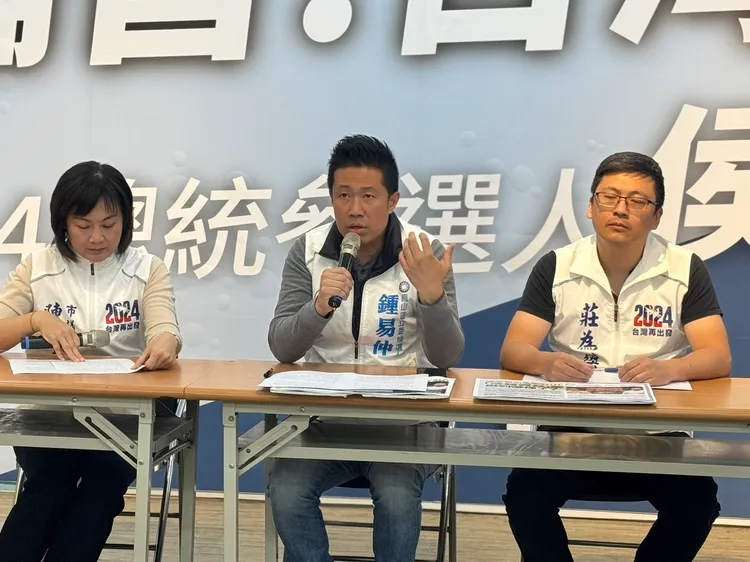 鍾易仲(中)回應，做事能力不在學歷高低，他對過往求學過程毫無隱瞞。資照