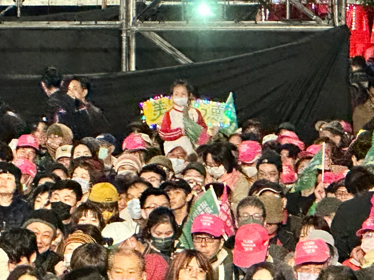 民眾自製LED燈板。潘袁詩羽攝