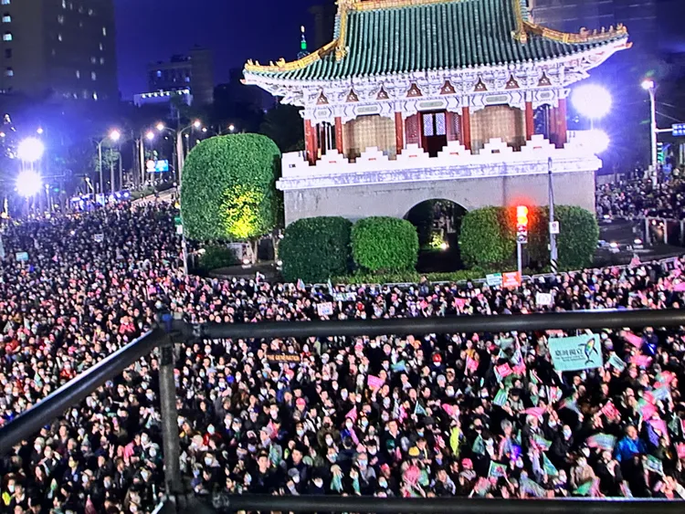 活動開場沒多久，人潮已蔓延到景福門。翻攝畫面