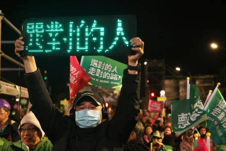 民眾高舉LED燈板。林林攝