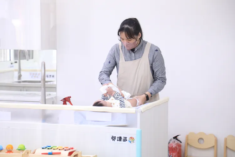 台中市公托提供1位托育人員照顧4名幼兒的專業優質服務。市府提供