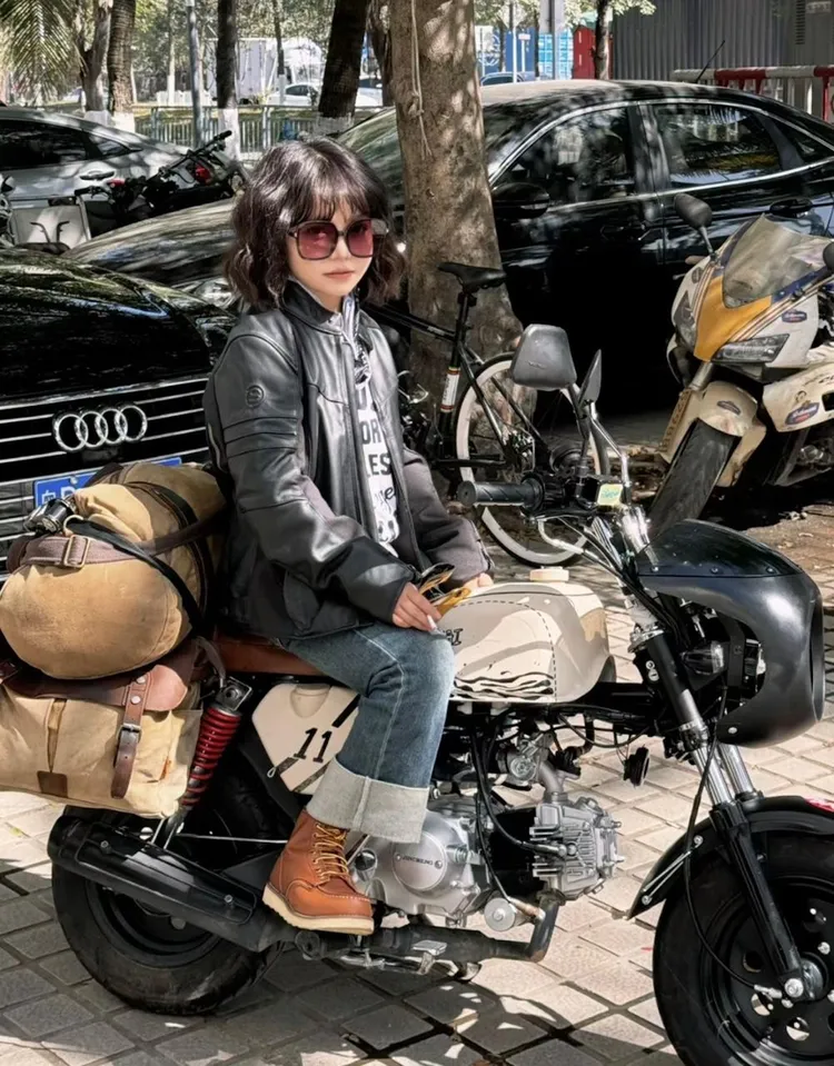 歐可愛個頭嬌小，喜歡機車。翻攝自社群