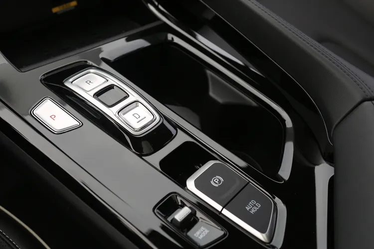 8速自排變速箱搭配的是電子線傳按鍵排檔設計，當然也少不了電子手煞車及Auto Hold功能。林浩昇攝