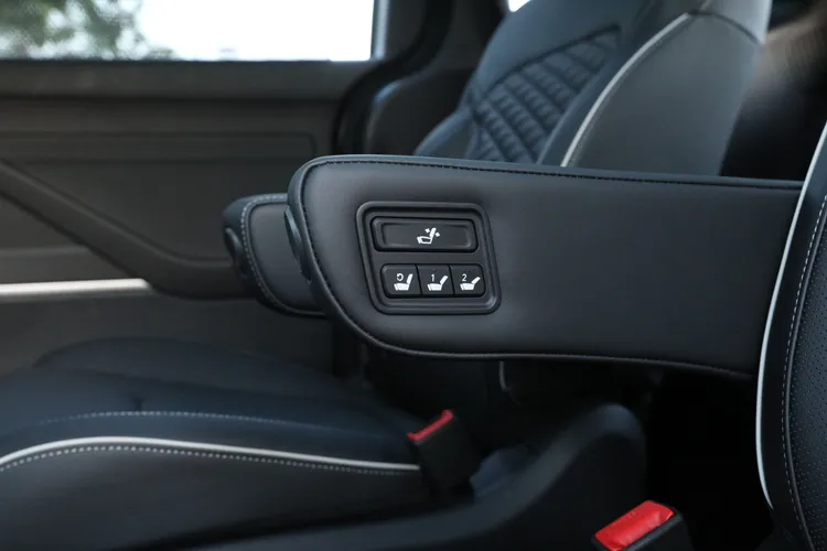 扶手上整合了多角度調整按鈕，也有一鍵傾倒休憩功能。林浩昇攝