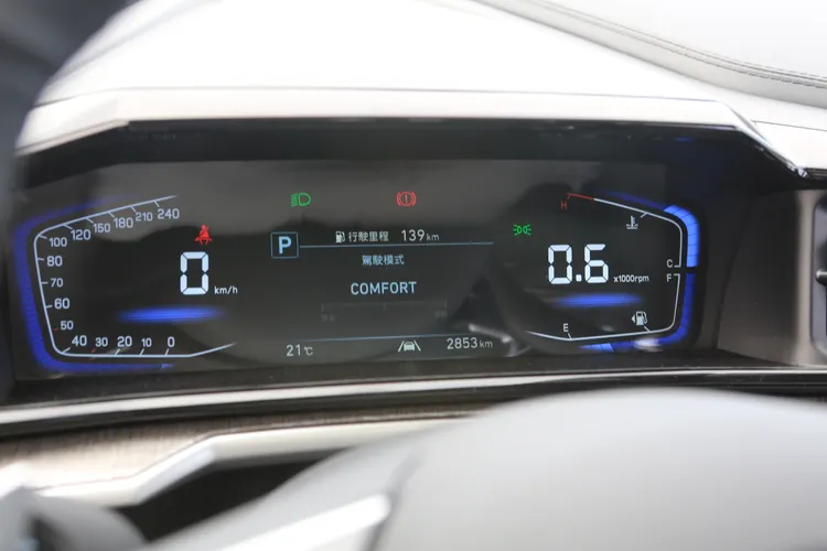 7吋數位顯示的儀表板，在中央搭配4.2吋的液晶多功能螢幕，資訊清晰易讀之餘，長型的設計也帶來更好的駕駛視野。林浩昇攝