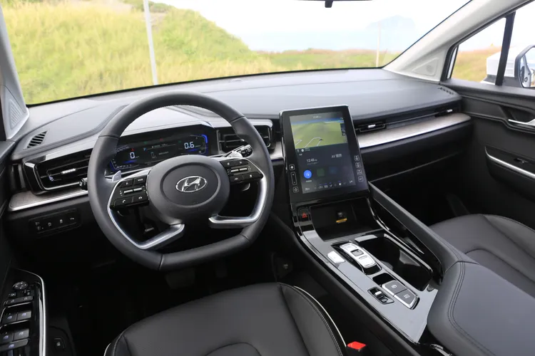 CUSTIN以極簡風格打造科技化座艙，中央鞍座一路延伸而上的懸浮式直立螢幕成為吸引眼球的主要焦點。林浩昇攝