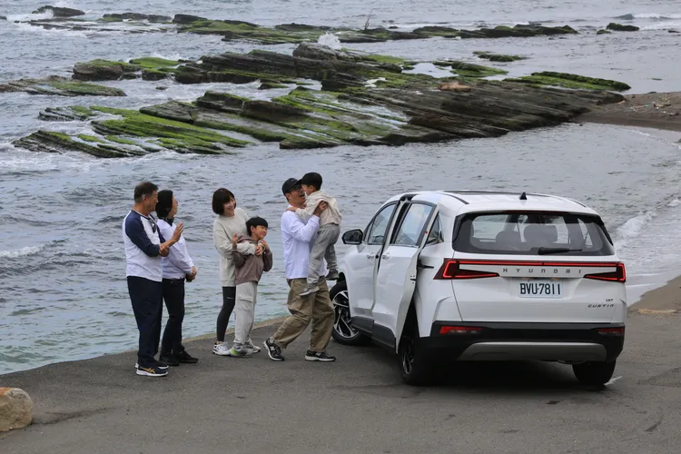 車尾以貫穿式的左右C形尾燈為主軸搭配置中的HYUNDAI字樣，時髦之餘夜間更有出色的辨識度。林浩昇攝