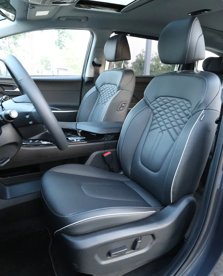 高階的GLT-B VIP款雙前座除了均配8向電動調整，更附有加熱、通風功能。林浩昇攝